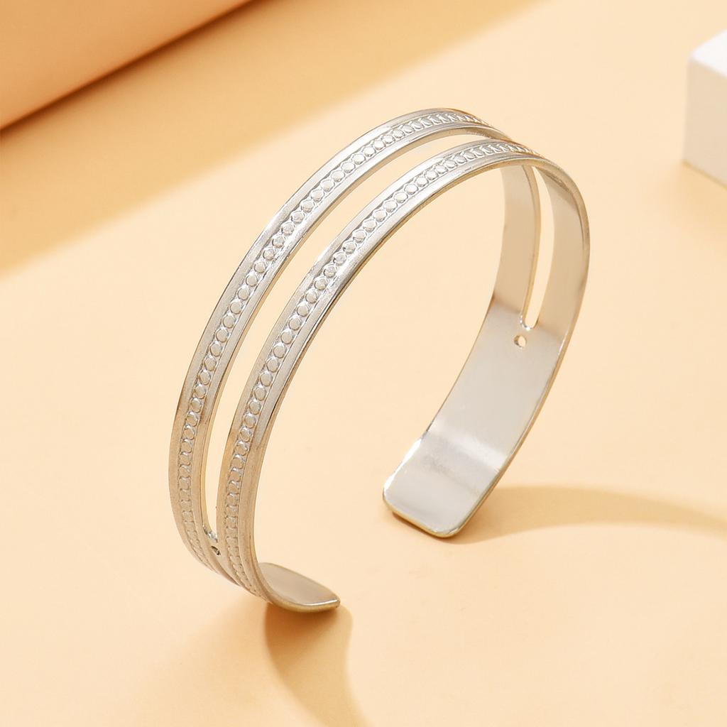 Elegant Ornate Hollow Decorative Bracelets Suitable For Women To Wear And Wear Fashionable Zircon For Summer Travel
