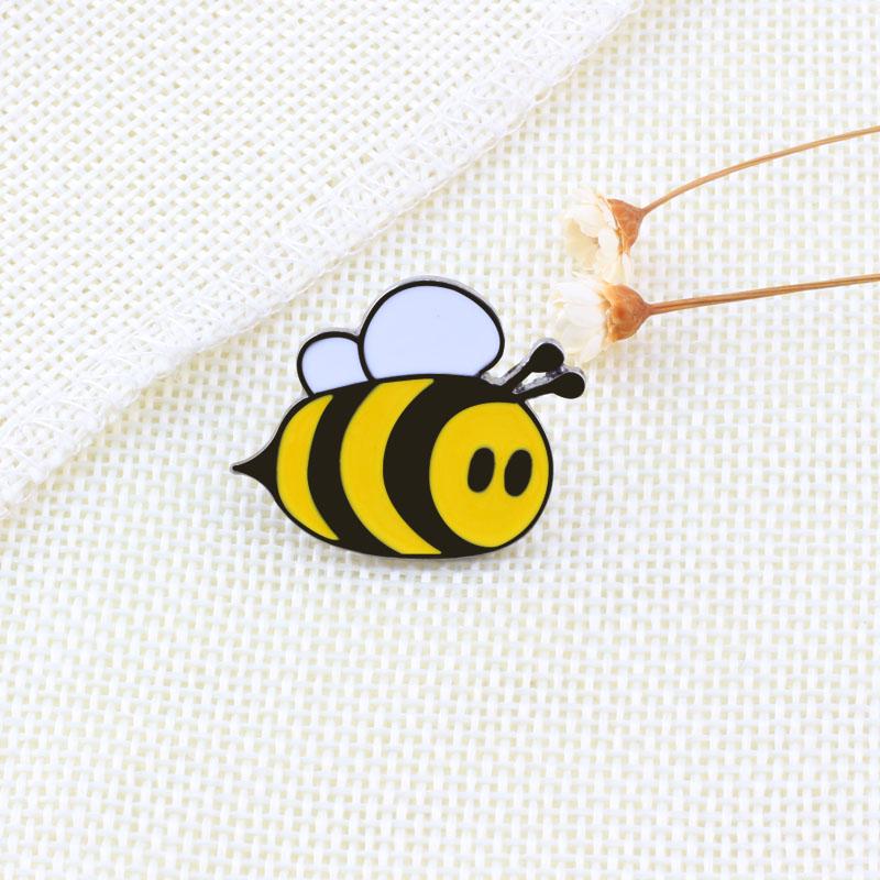 

Cute Enamel Pin Women Cartoon Brooch Bee Denim Jackets Decoration Kids Yellow Brooches Lapel Badge on Backpack Jewelry Girl Gift