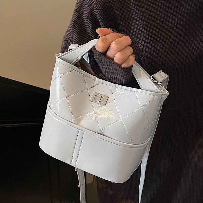 This Year's Popular Chain Messenger Bag Women's New Spring and Summer Fashion Versatile Small Fragrant Wind Rhombus Bucket Mother Bag