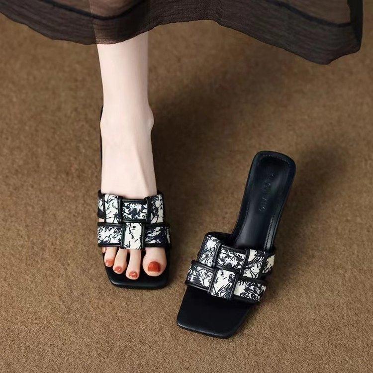French slippers women's summer outer wear sandals high heels 2025 small fragrant style square head one-word drag open-toed retro sandals tide
