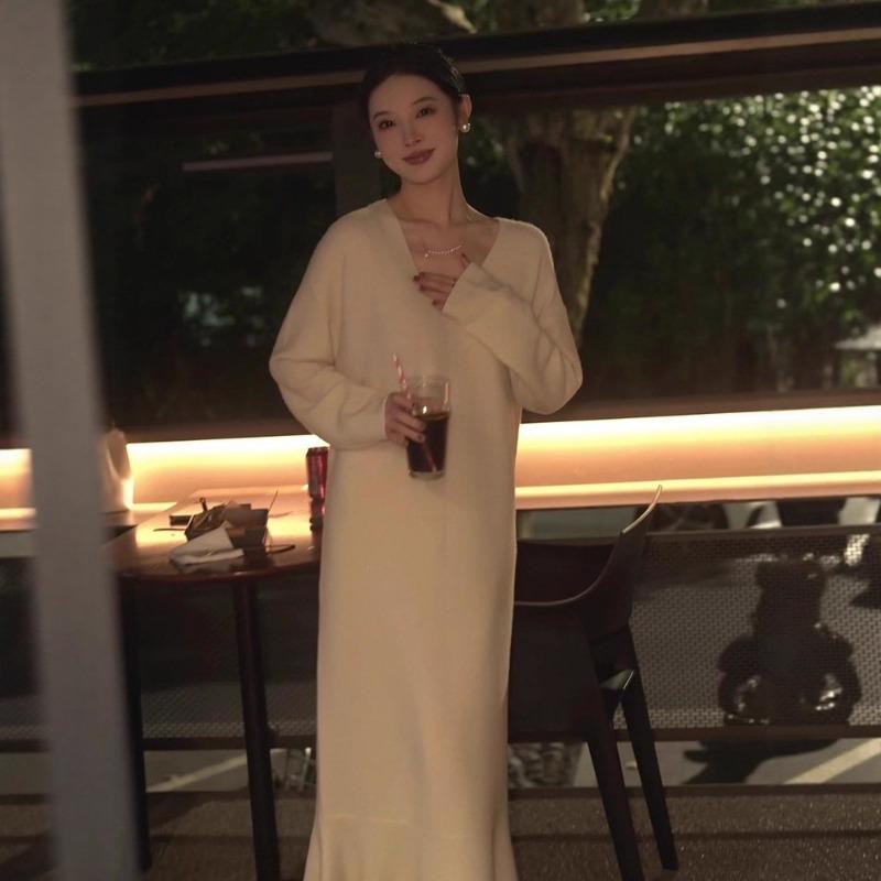 [] Autumn and winter new lazy style high-end sense super good-looking v-neck long style with knitted sweater dress