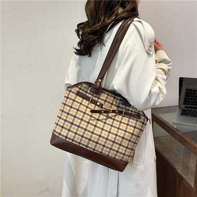 Vlněná kostkovaná taška s velkým objemem dámská 2025 podzim a zima nová taška přes rameno retro textura dojíždění přes rameno kbelíková taška