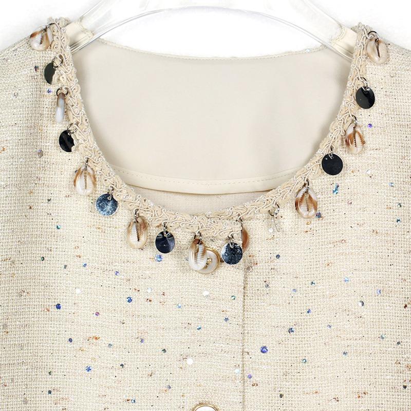 Pantaloni corti in fettuccia pesante con paillettes e giacca a maniche corte