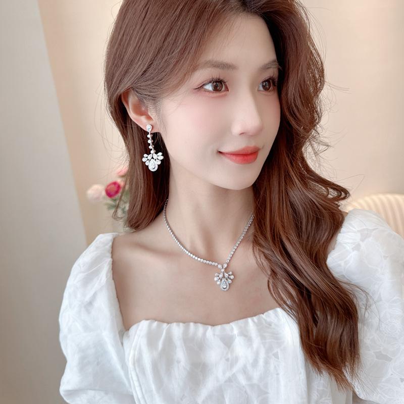 Necklace Women's Light Luxury Design Fashionable Earring Set Fashionable Jewelry Collarbone Chain Daily Accessories