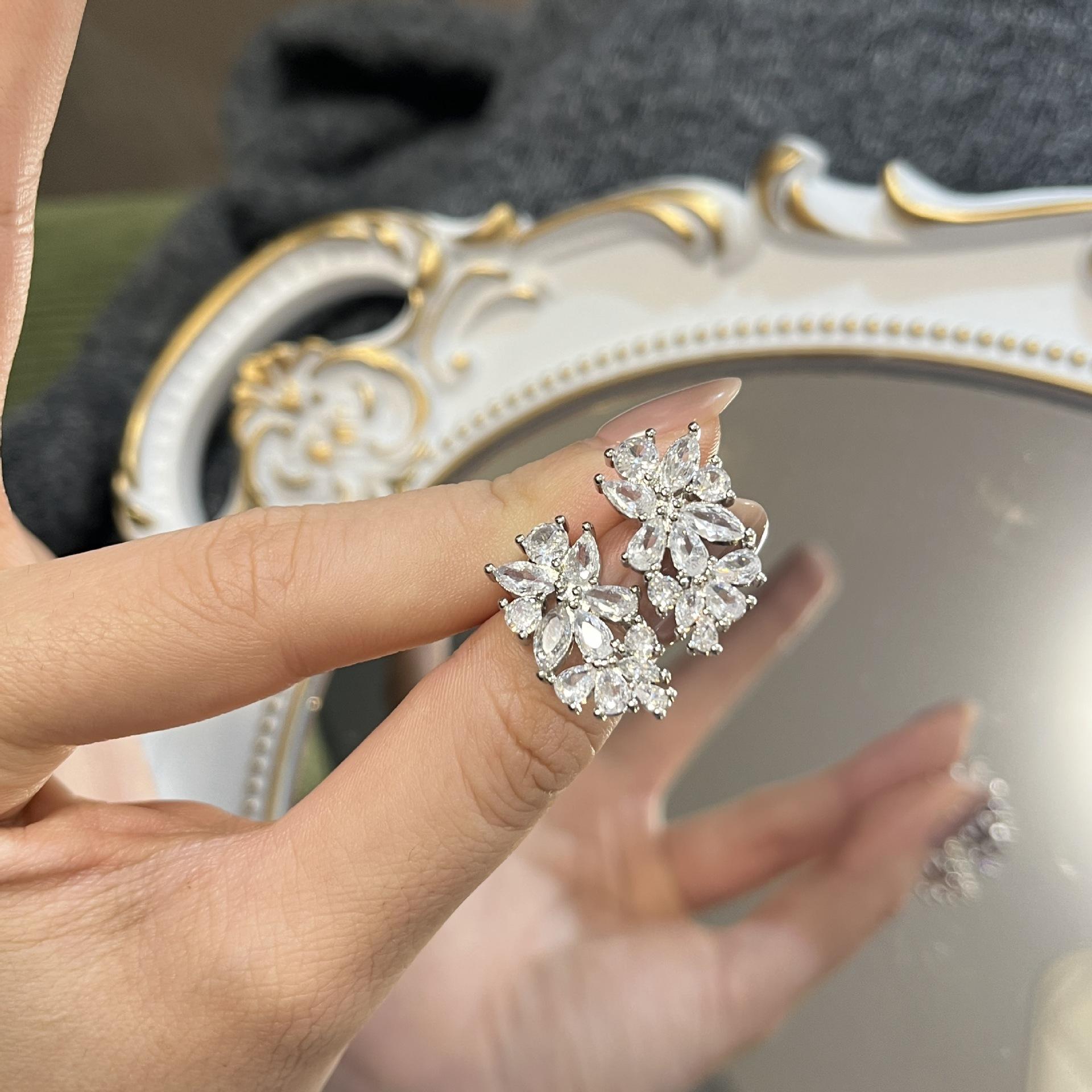 

Horse Eye Zircon Double Flower Earrings Women S Exquisite Stud Earrings Temperament Mori Women S Personality High-End Earrings