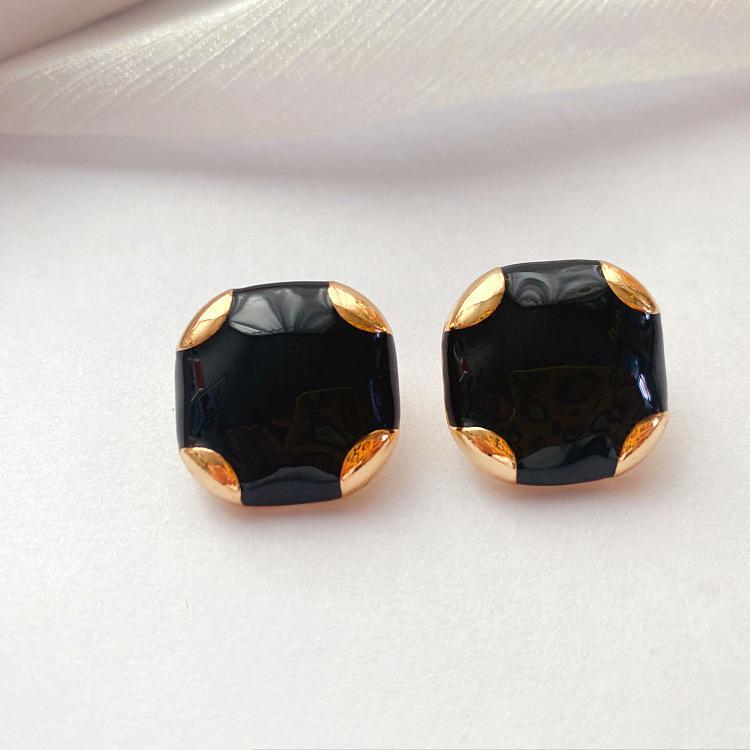 SKEDS Fashion Enamel Round Pearl Earrings For Women Vintage Baroque Exuqisiste Jewelry Ear Rings Party Wedding Accessories Gift