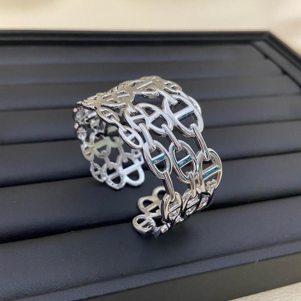 2025 Damenmode Breiter Offener Schichtarmreif: Europäischer & Amerikanischer Street Style mit Glattem Durchbruch-Ferkelnasen-Design