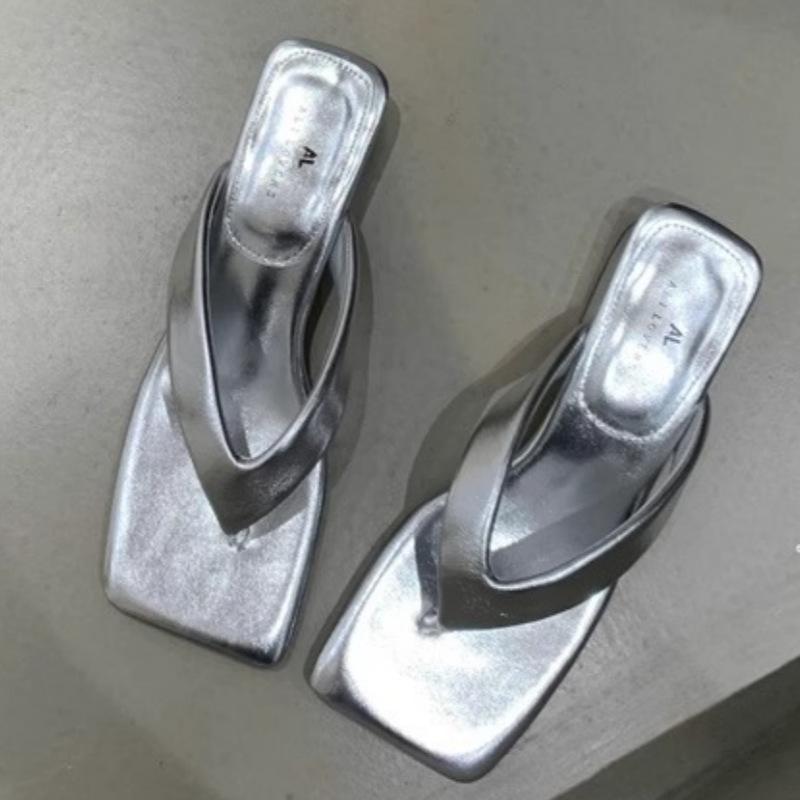 

French temperament flat-bottomed slippers women s summer outer wear 2025 new summer silver mid-heel pinch-on flip-flops sandals 40 серебряный