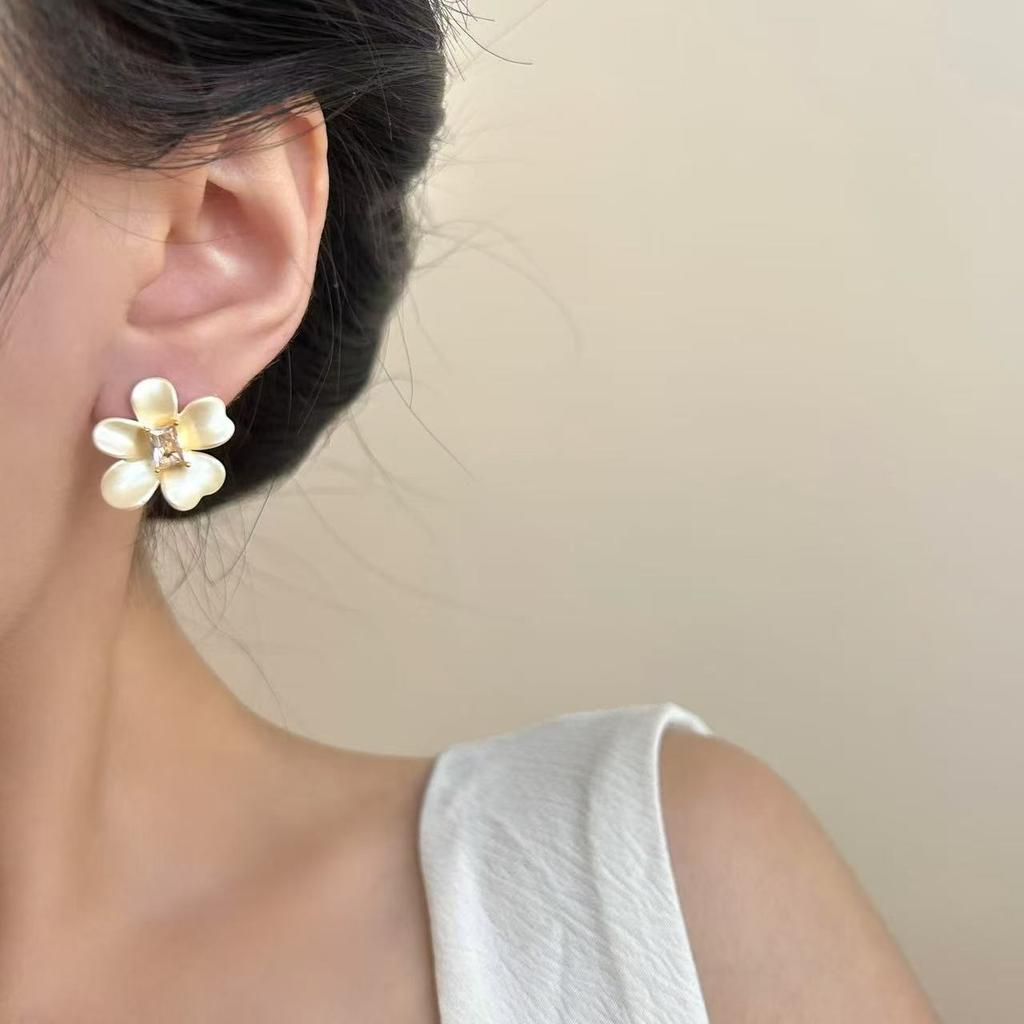 20 Temperament Versatile Earrings Simple Beige Flower Zircon Stud Earrings Women'S Niche Light Luxury High-End Earrings