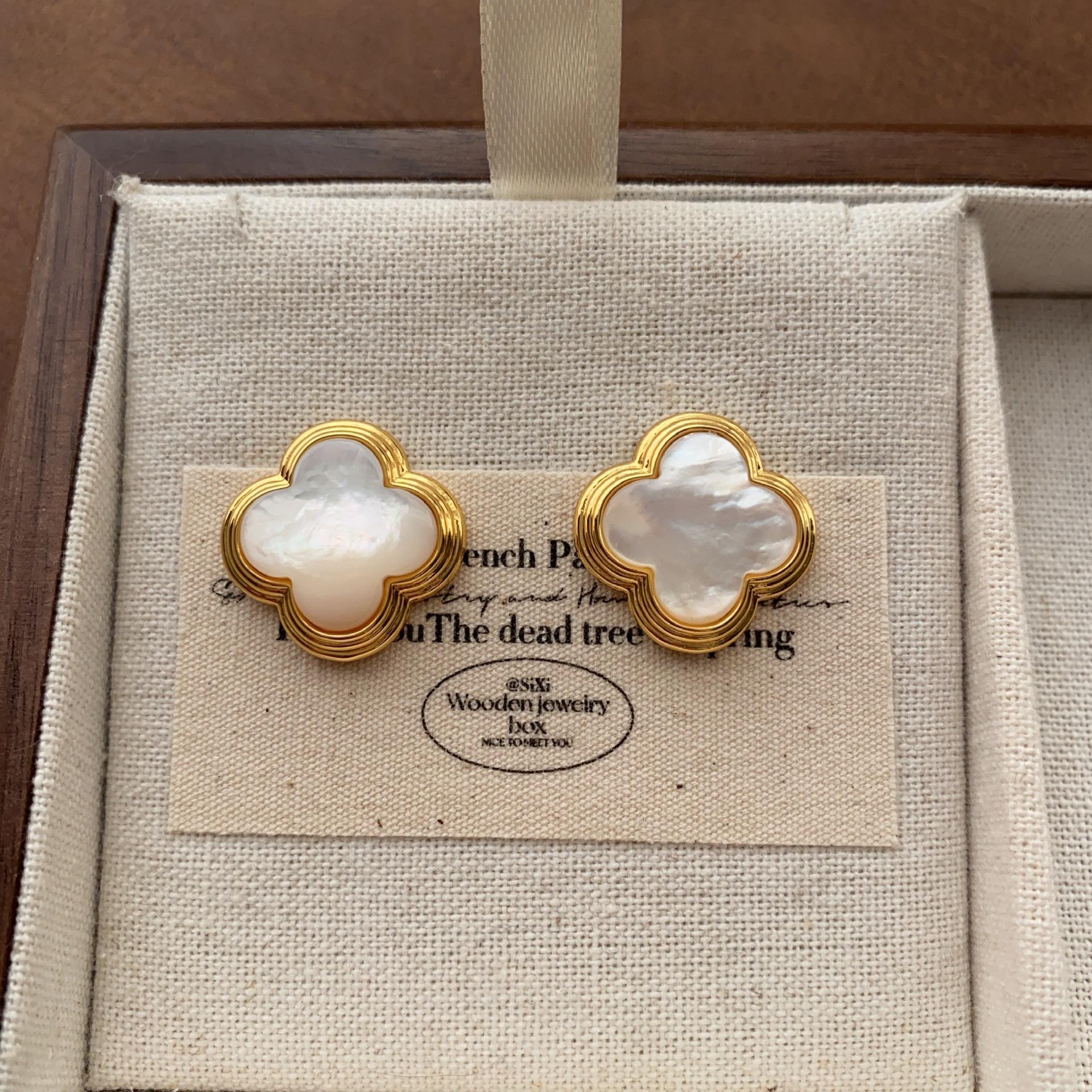 Lucky romantic four-leaf clover fritillary stud earrings retro light luxury high sense daily versatile personality commuter earrings