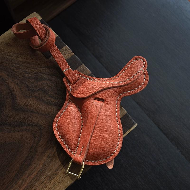 Britischer Sattel, handgenähter Ledertaschenanhänger, Rückspiegelanhänger, hochwertiger minimalistischer Geschenk-Schlüsselanhänger.