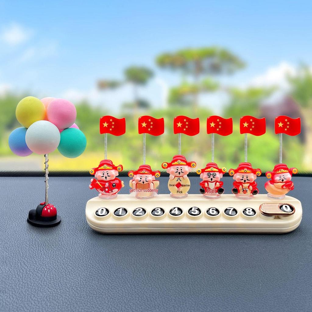 Ozdoba s displejem telefonního čísla do auta Bůh bohatství s červenou vlajkou