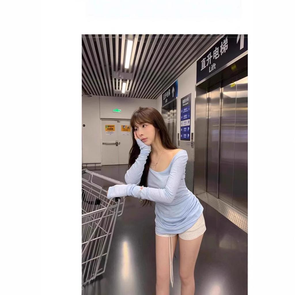 Damski T-shirt z dekoltem w U, dopasowany, niebieski, z długim rękawem | Moda Lato 2025