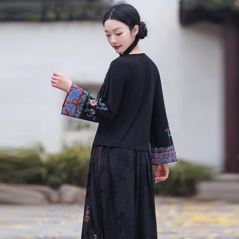 Ethnic Style Women's Embroidered Round Neck Long Sleeve Plus Size Slimming Top