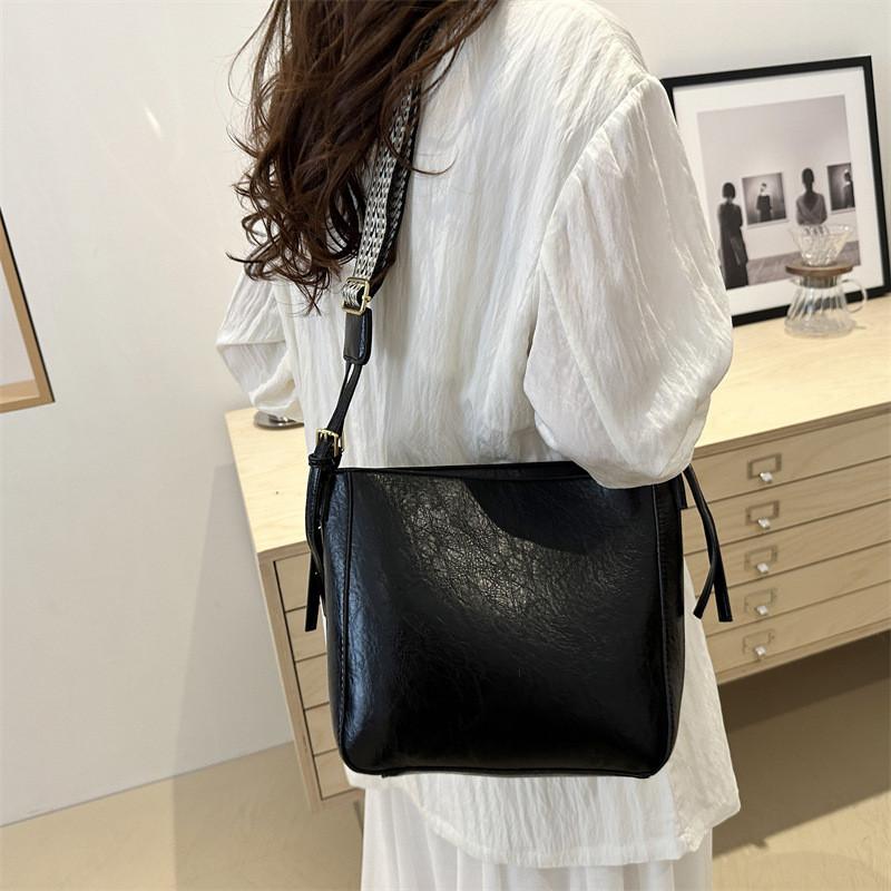 Urban Minimalist Pu Bucket Bag With Zipper Closure For Daily Use