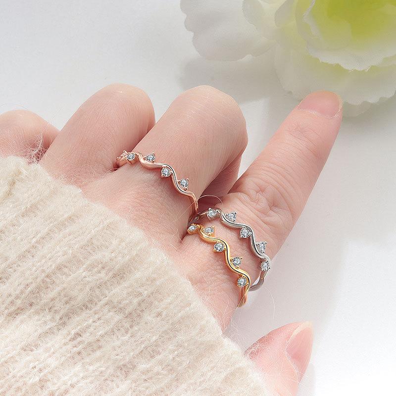 Neuer gewellter kleiner Ring, einfacher und modischer Zehenring, Zirkonring für den kleinen Finger.