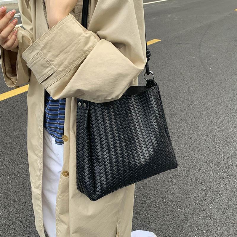 Bags Women's tote bags Large capacity messenger 2025 New retro versatile shoulder bags Popular bucket bags this year