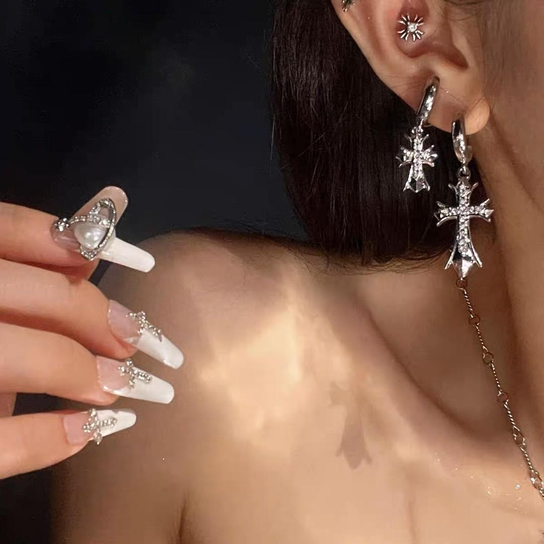 

Асиметричні сережки-пусети з цирконієм у формі вітряної троянди, жіночі, універсальні, легка розкіш, нішевий дизайн, сережки преміум-класу, персоналізовані сережки