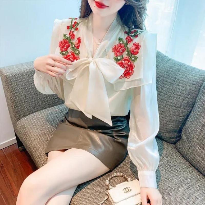 Damen Beigefarbene Floral Bestickte Bluse Langarm Schleife am Hals Durchsichtiges Chiffon Oberteil