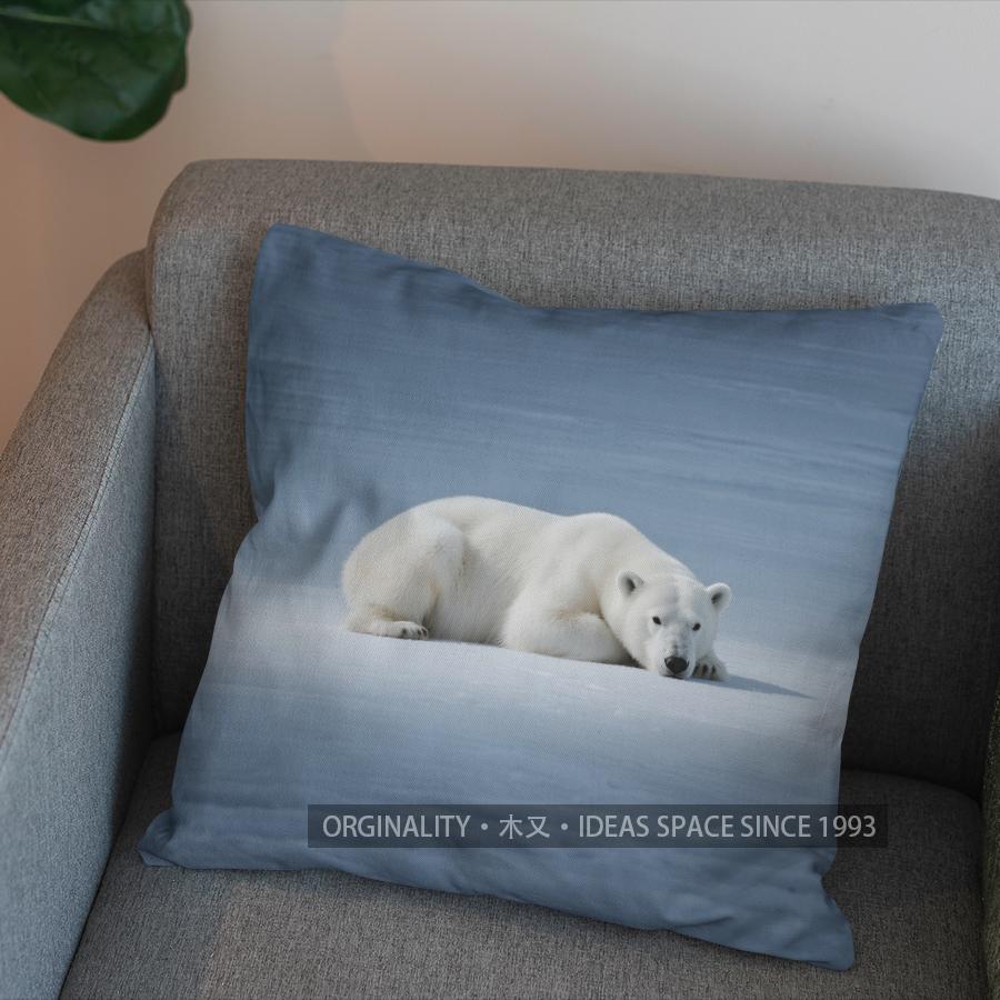 2D Polar Bear And Icy Landscape Throw Pillow Pattern Cushion Cover Suitable For Sofa Bedroom Car Pillow Cover