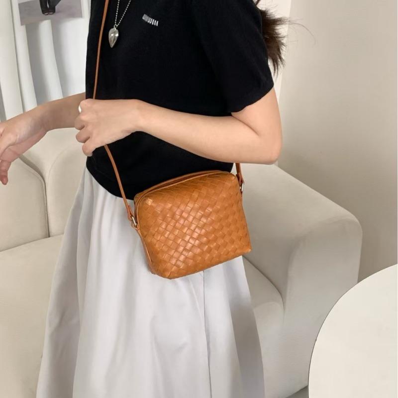 

A Handcrafted Cowhide Lady s High-end Woven Crossbody Shoulder Bag One Size червоний