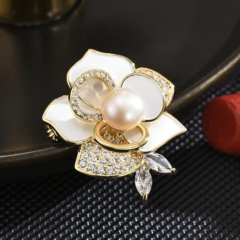 

Anti-Light Camellia Freshwater Pearl Brooch Pin High-End Women S New Silk Scarf Buckle Design Sense Niche білий