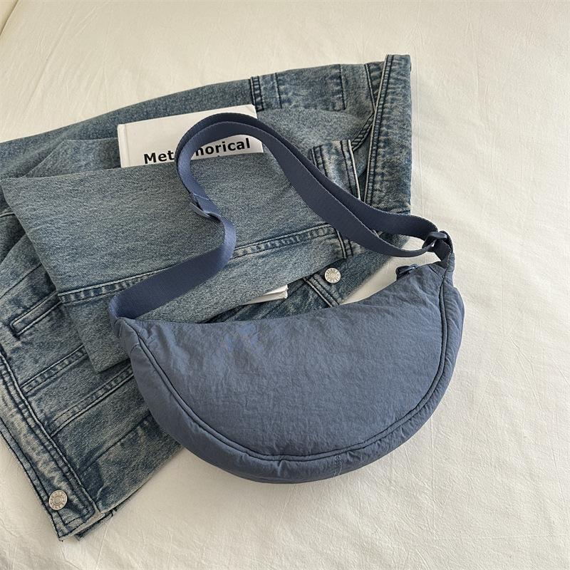 

Korean version of casual retro messenger bag simple and fashionable dumpling bag 2024 summer new niche design shoulder women s bag світло-синій колір