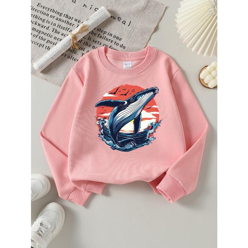 Felpa alla moda con una balena che salta contro un tramonto con onde dell'oceano e uccelli, perfetta per le ragazze