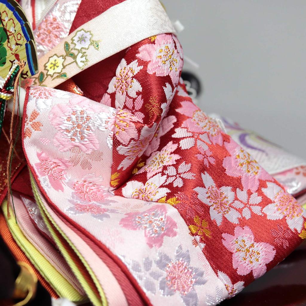 Panenka Kodomoya Hlavní obchod Dekorace na pouzdro pro panenku Hina Dekorace na pouzdro pro panenku Hina pro pět osob Šířka 58 x Hloubka 36 x Výška 40,5 cm S-2807Z