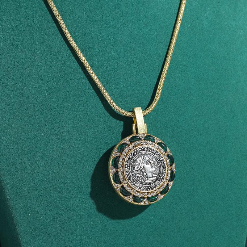 Yong Nuo Retro High-End Antique Necklace: Eye-Catching, Versatile Accessory for Women