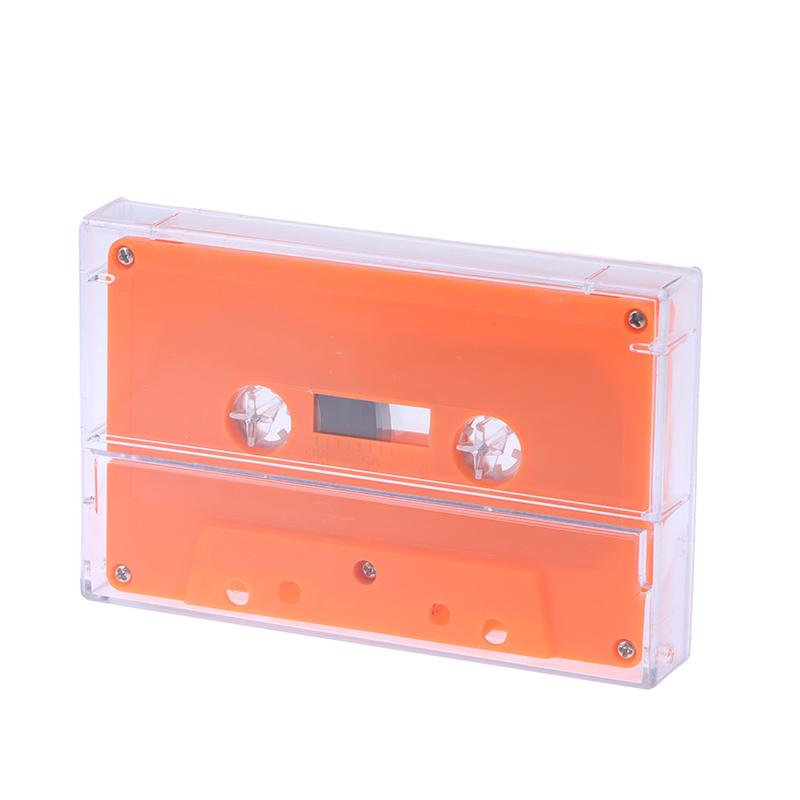 1 sada standardních barevných kazetových přehrávačů s prázdnou kazetou a 45minutovou magnetickou kazetou, průhlednou úložnou krabicí pro nahrávání řeči a hudby