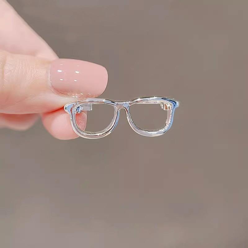 

Cute Hollow Out Glasses Brooch Trendy Personality Funny Pin Collar Pin Cartoon Mini Simple Glossy Glasses Brooch Versatile as the picture