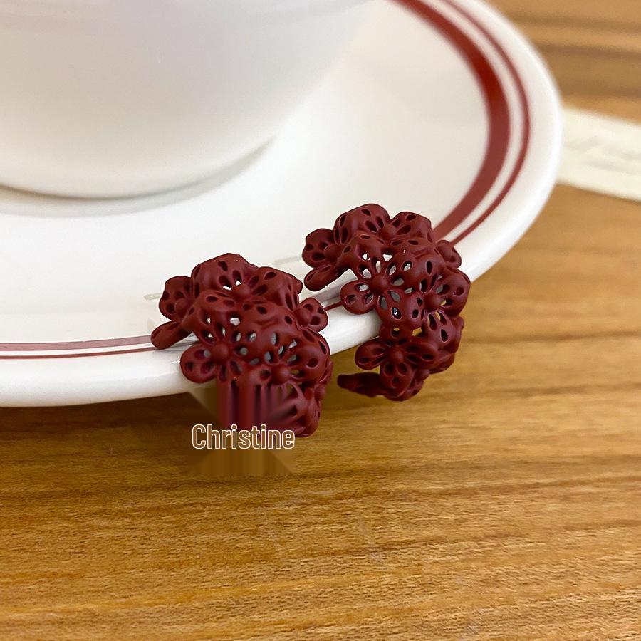 

Silver Needle Retro Floral Pleated C-Shaped Stud Earrings - Elegant and Versatile Fashion Accessories for Women