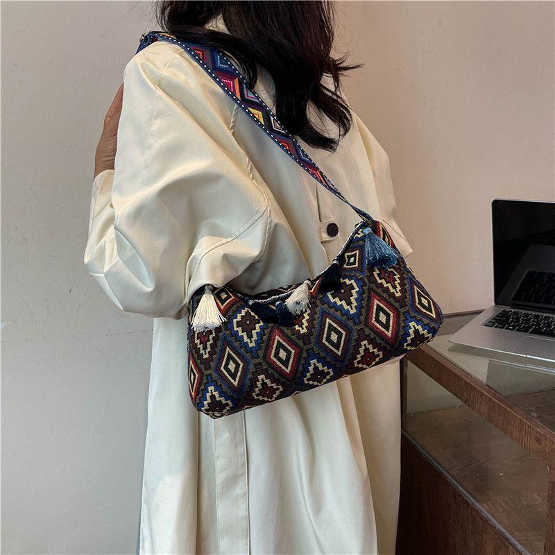 

Женская сумка в этническом стиле с большой вместимостью и кисточками. Сумка-тоут. Простая и красивая сумка через плечо.