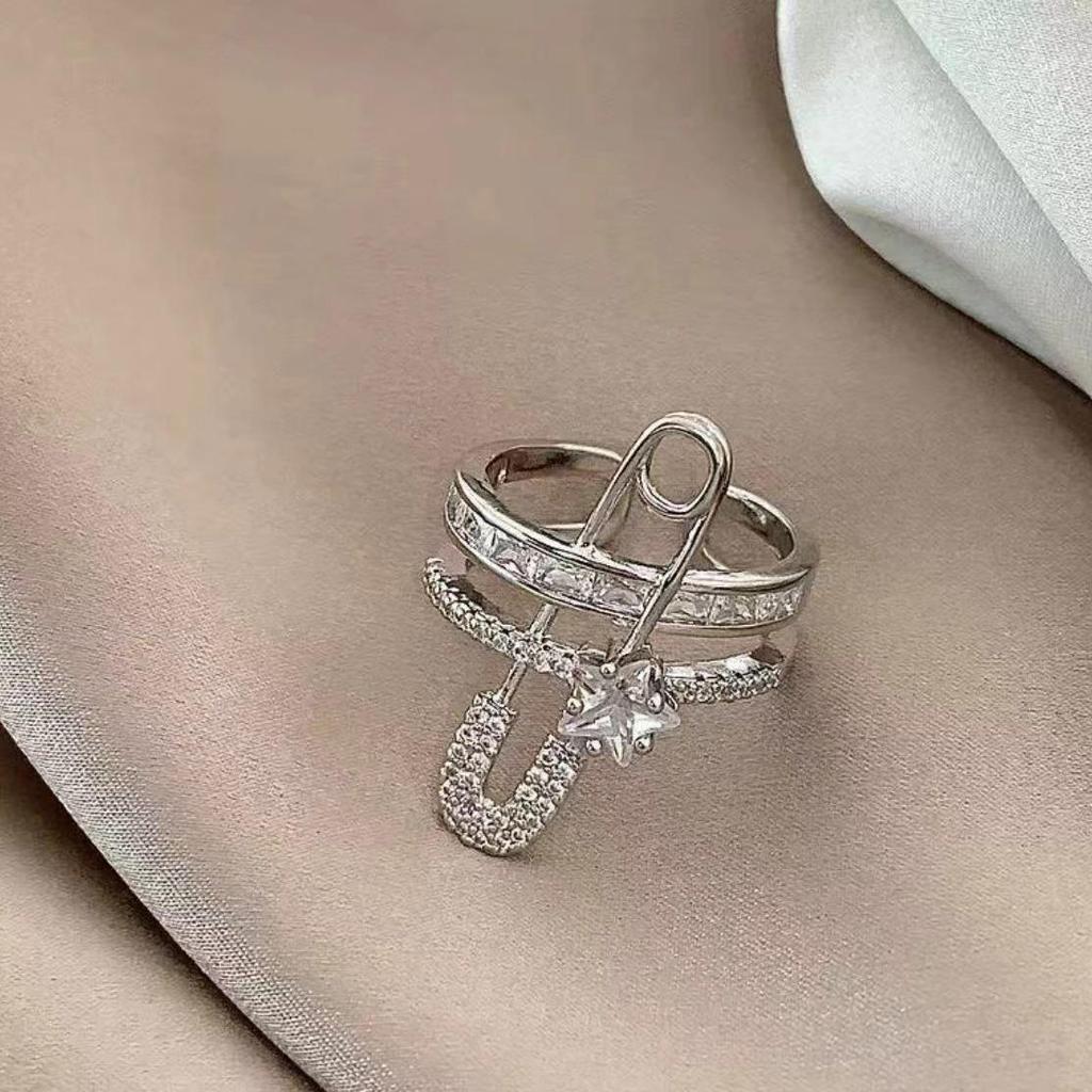 Stylish Diamond Star Brooch Ear Clip: Lightweight, Luxury Design for Men & Women Without Piercings
