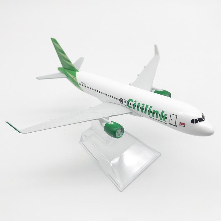 16CM Alloy British 777 Passenger Jet Model - Plum Blossom Collectible