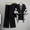 Moda Donna Autunno/Inverno 2026: Cardigan Scialle Lavorato a Maglia, Maglione a Collo Alto e Pantaloni a Gamba Larga Set Tre Pezzi
