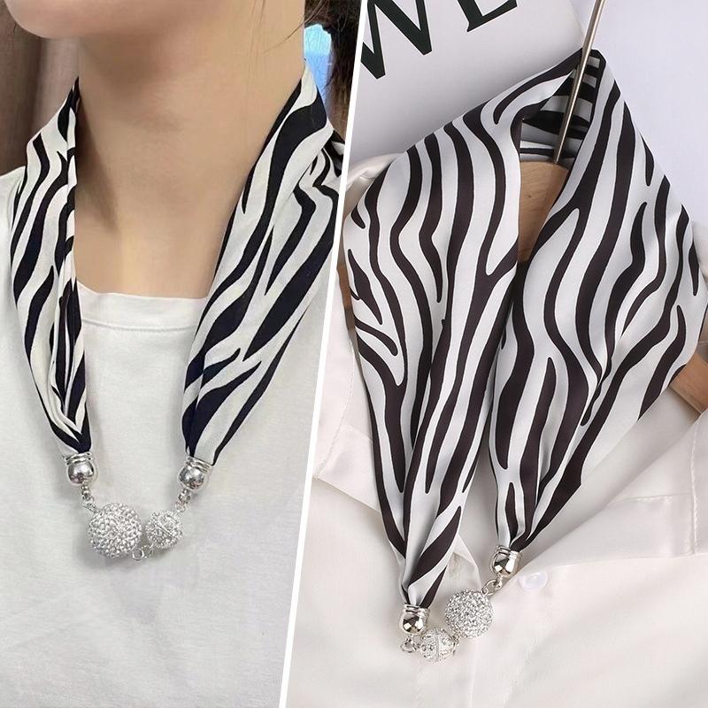 Women' printed scarf with magnetic fastening