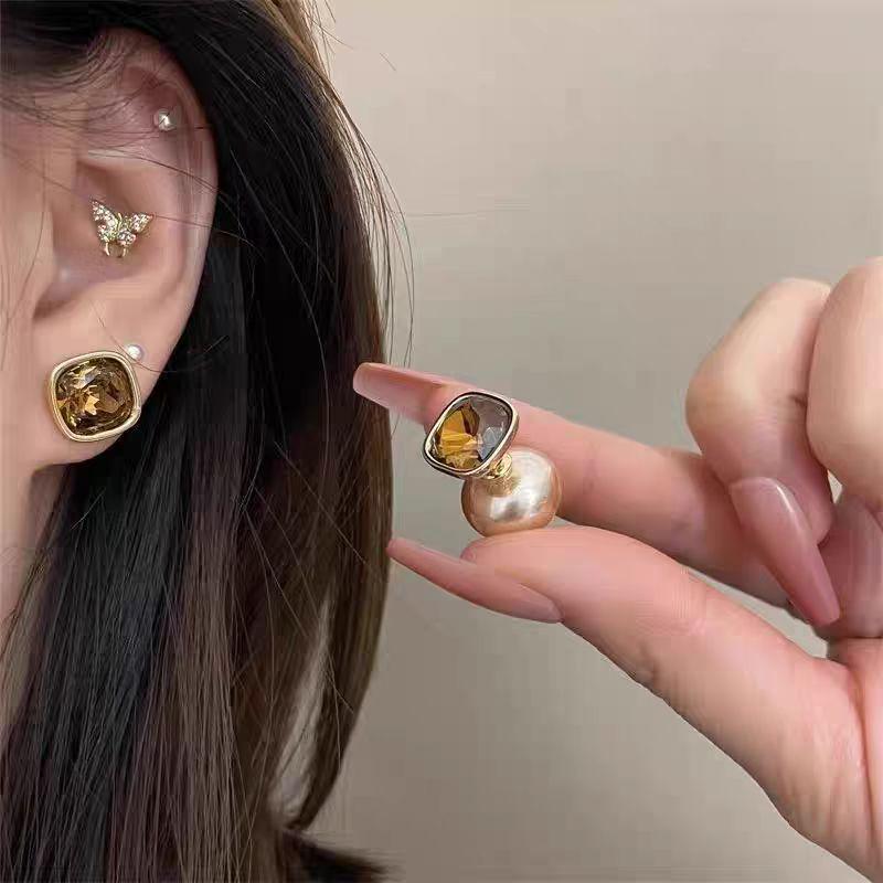 Weinan Retro Champagne Square Gold Stud Earrings: Geometric, Elegant, High-End. Electroplated