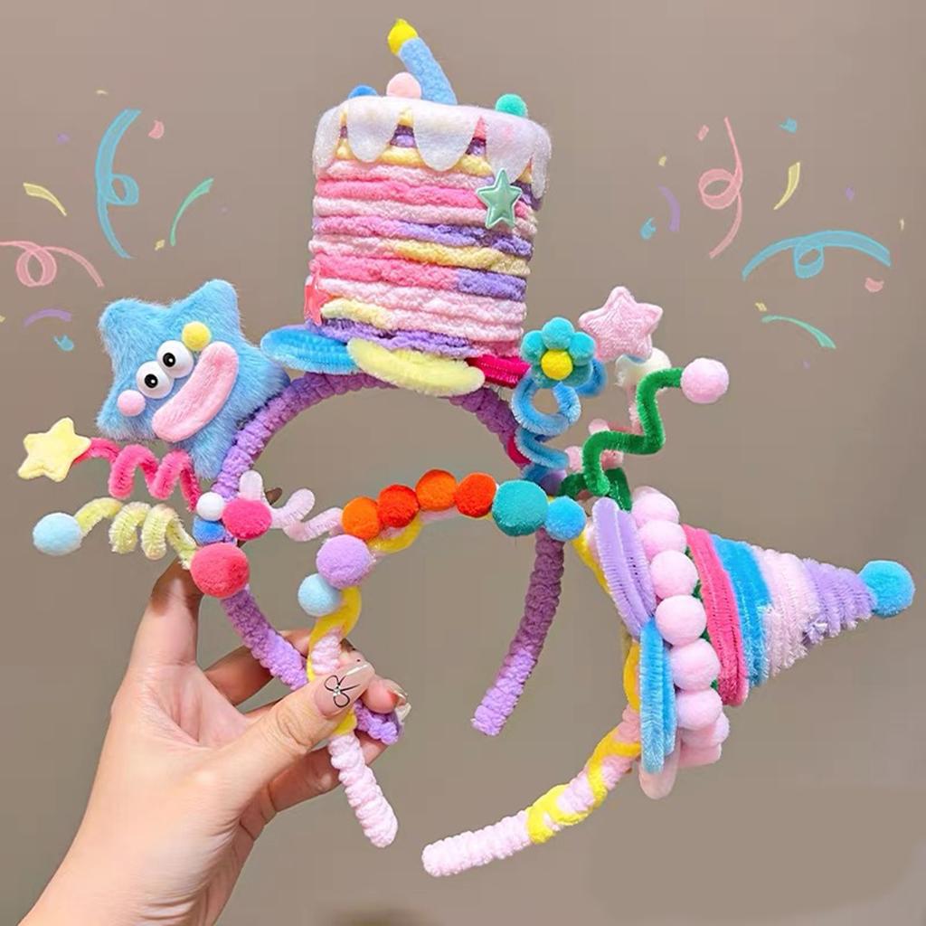 Świąteczna opaska z skręcanego drutu z dekoracjami do ciasta w kolorze gwiezdnej purpury. Wygodne nakrycie głowy dla dzieci i dorosłych.