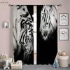 Cool Black And White Tiger 3D tištěné závěsy Kuchyně Obývací pokoj Ložnice Studovna Dekorativní tyčové kapesní závěsy 2 kusy
