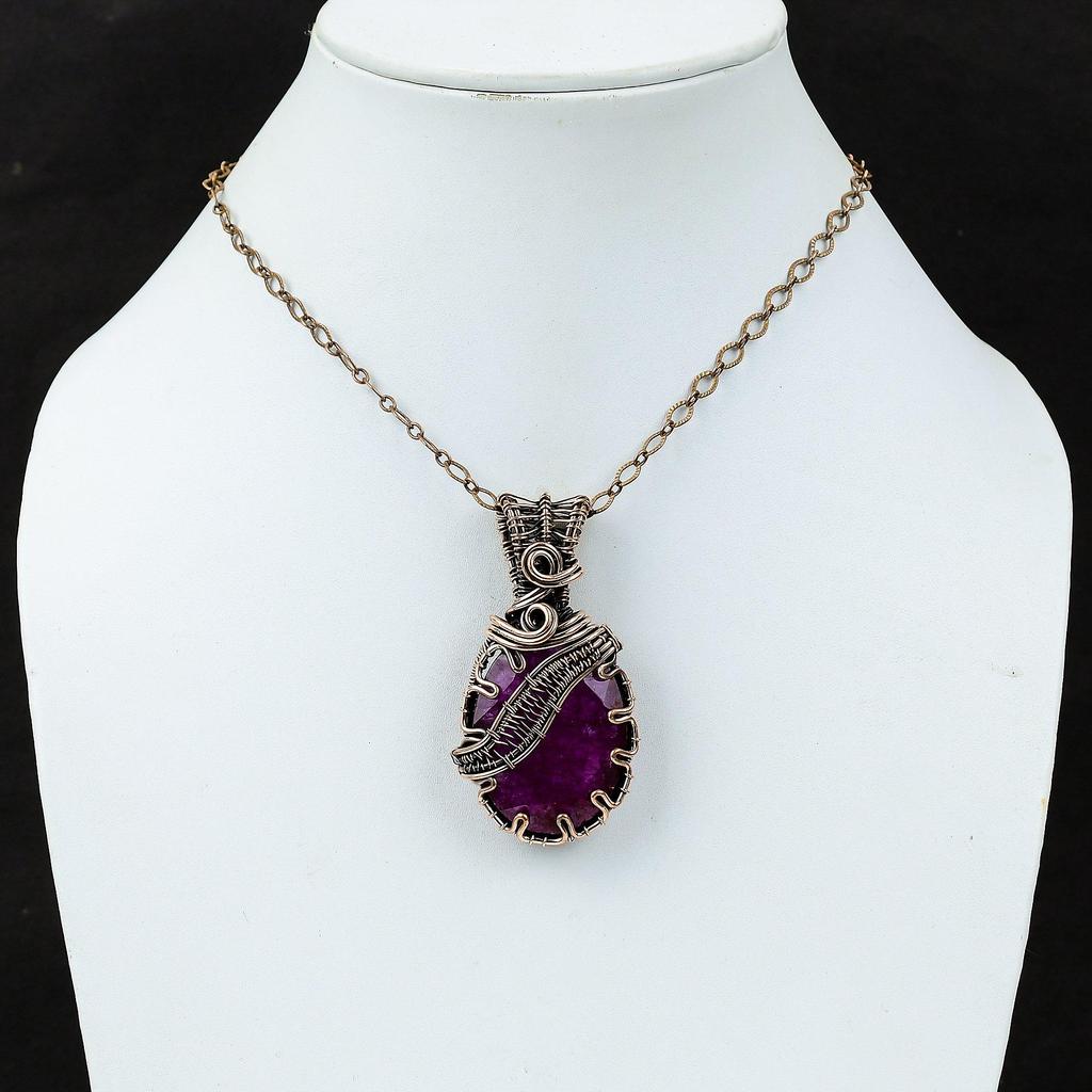 Pingente feito à mão com fio de cobre puro e pedra preciosa rubi criada em laboratório