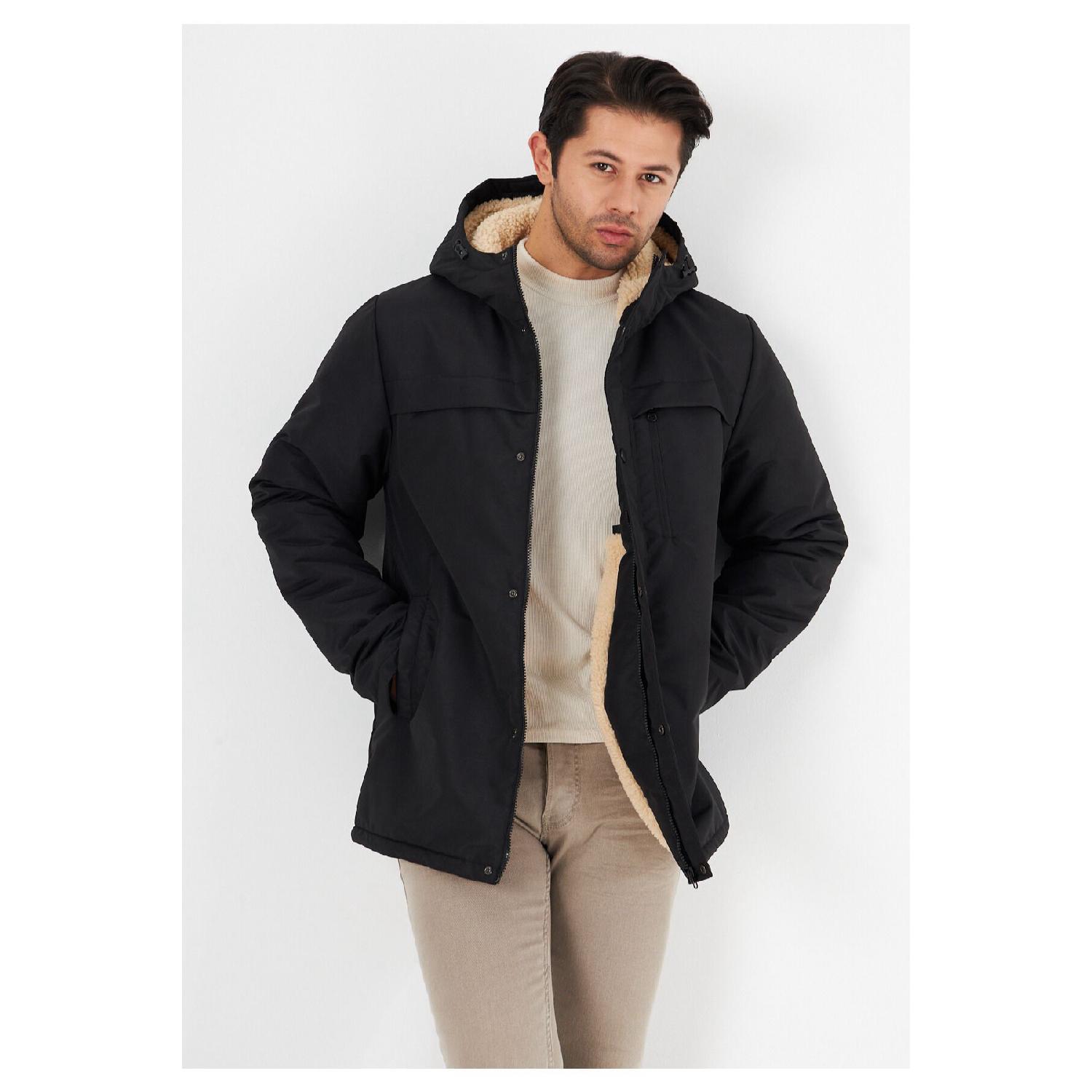 

Мужское черное ветрозащитное зимнее пальто с меховым капюшоном S