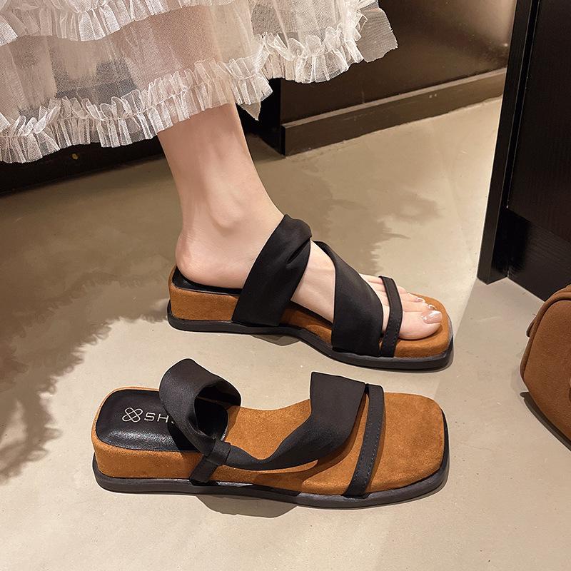 Niche design slope heel cool slippers women's outer wear 2025 summer new fashion square head open-toed thick-soled slippers