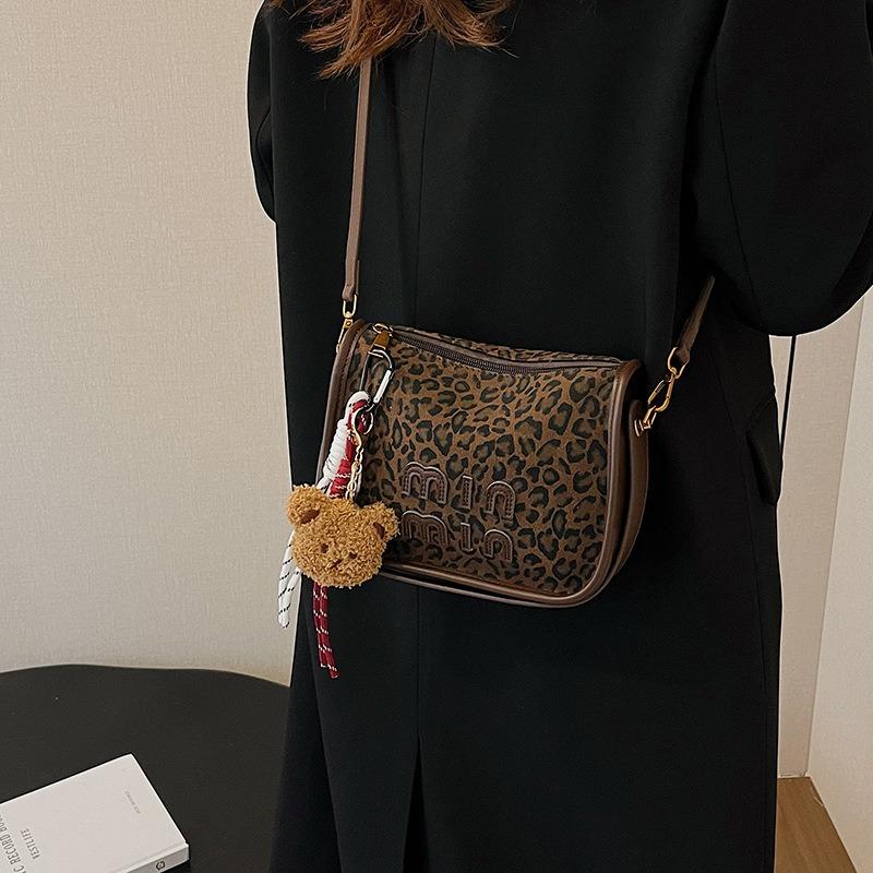 Autumn and Winter Retro Messenger Bag Female Niche Design Casual Shoulder Bag Large Capacity Commuter Simple Handbag