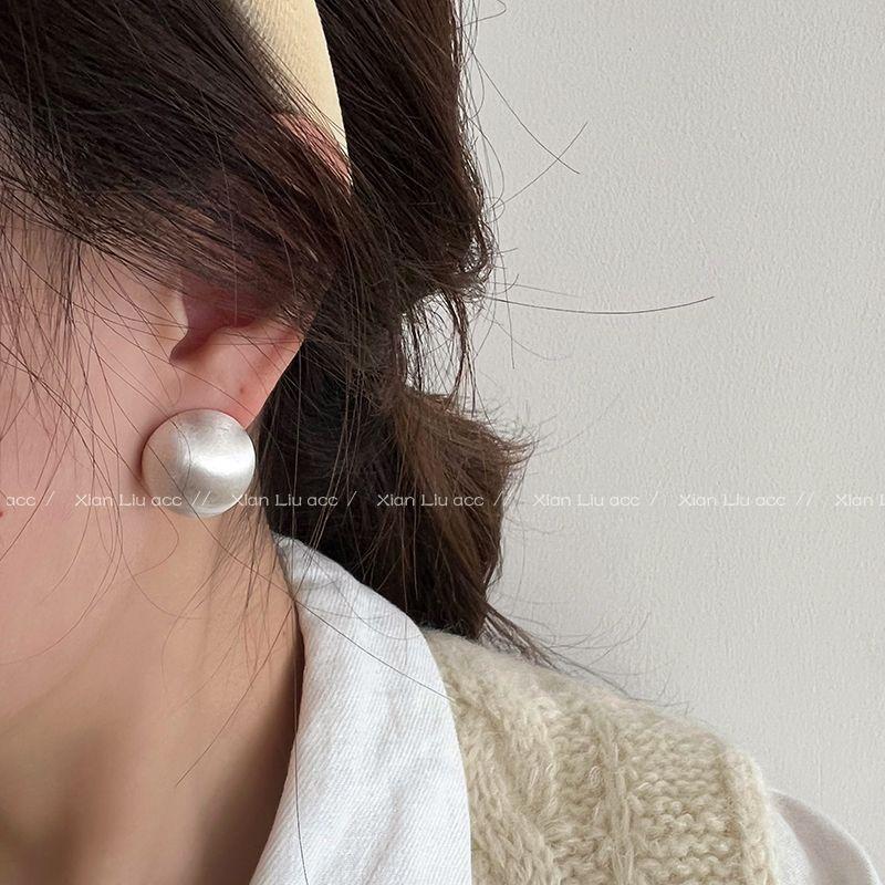 Accessible Luxury Brushed round Elegant Women's Beautiful Metal Stud Earrings