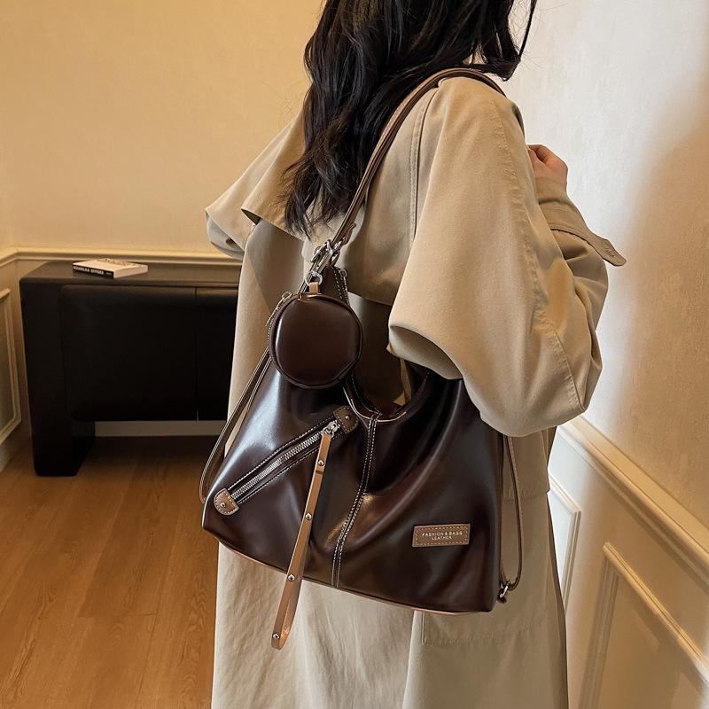 Niche design sense locomotive style cool soft leather double shoulder tote bag fashionable versatile large capacity shoulder messenger bag women