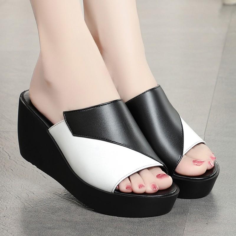Plattform-Slipper aus weichem Leder Sandalen Damen Sommer Neu Hohe Absätze Fischmaul Muffin Außenbekleidung Schuhe