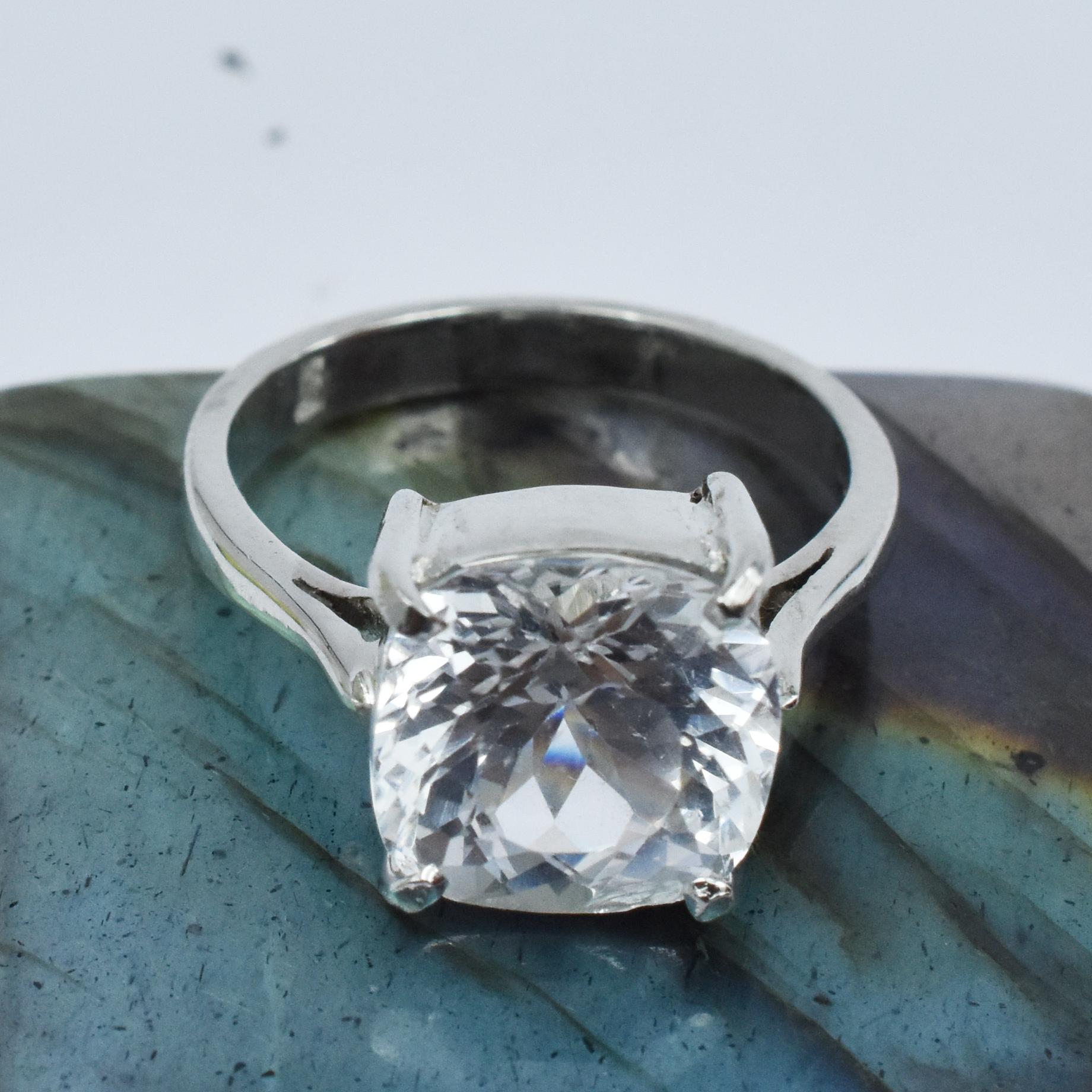 

19.30 Карат Білий Камінь Квадратна подушка Сапфір Срібний Перстень Симулянт Розмір-8 AR-3124-Sa 9.6 mm білий