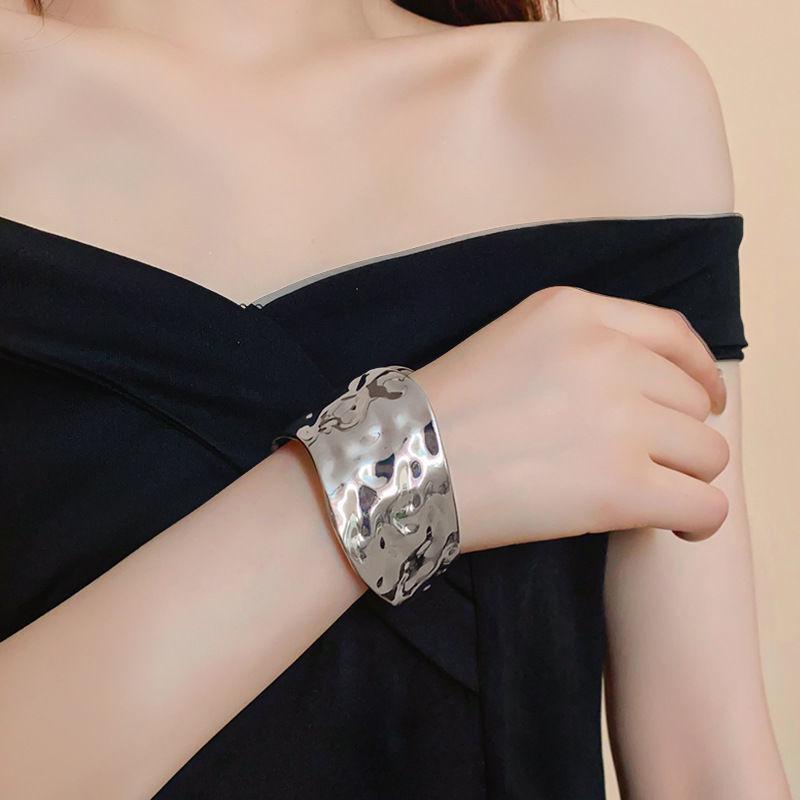 European Cold Style High-End Metal Pleated Bangle: Luxury Women's Temperament Bracelet